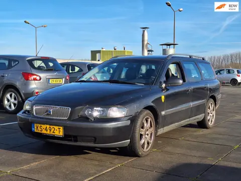 Volvo V70 €999,-2.4 MET LEER EN TREKHAAK APK
