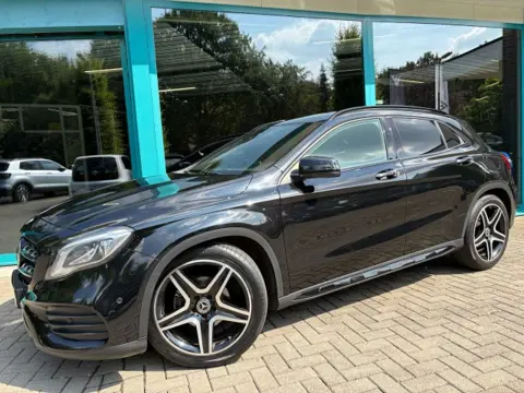 MERCEDES-BENZ GLA-KLASSE 180 AMG NIGHT LED, Navi, Camera, Cruise, 19Inch, NAP 