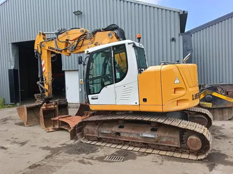 Liebherr R 914 excavator bagger + 6 buckets (bj 2014)