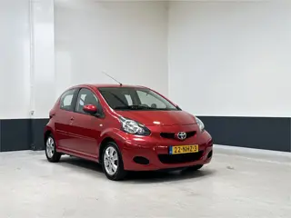 Toyota Aygo 1.0-12V Aspiration Red | Airco | CV | NL | 1 Eig | Dealer onderhouden | Lm velgen |