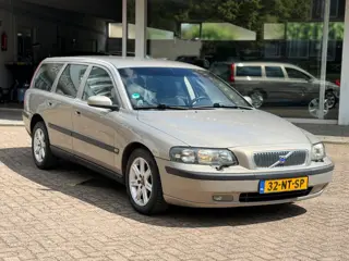 Volvo V70 2.4 Edition I 12mnd APK|Automaat|Trekhaak|4 Nieuwe Alll Season banden