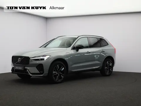 Volvo XC60 2.0 T6 Plug-in hybrid AWD Plus Dark / Pano. dak / Harman Kardon Audio / all season banden