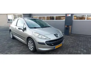 Peugeot 207 1.4-16V X-line