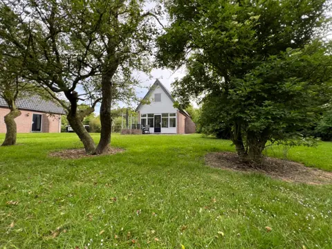 Vakantiehuis met uitzicht op de boomgaard midden in Eierland