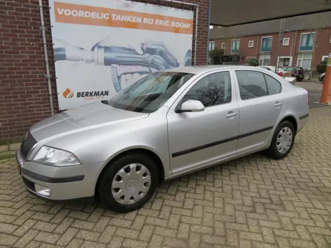 Skoda Octavia 1.6 AMBIENTE APK AFGEKEURD ! DEALER ONDERHOUDEN 243dKM! ZO WEG !