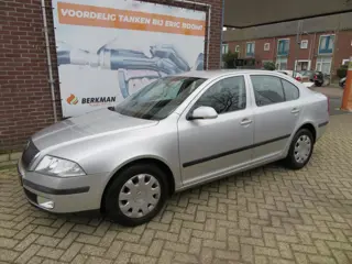 Skoda Octavia 1.6 AMBIENTE APK AFGEKEURD ! DEALER ONDERHOUDEN 243dKM! ZO WEG !