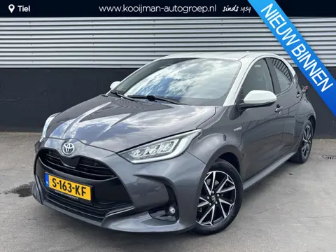 Toyota Yaris 1.5 Hybrid Executive Bi-tone edition Navigatie, Dodehoekdetectie, HUD, Parkeersensoren 