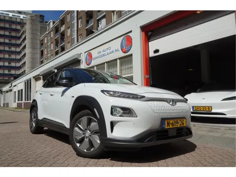 Hyundai KONA EV Premium 64 kWh | SOH 99.2% | Trekhaak | Leer | Adaptive + Lane + Blindspot | Premium