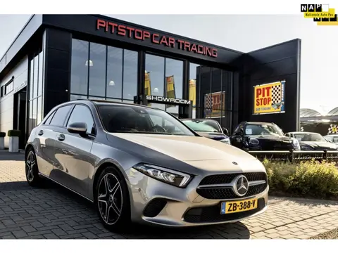 Mercedes-Benz A-klasse 180 AMG velgen, Pano, Carplay, NL Auto, Camera, Topstaat!