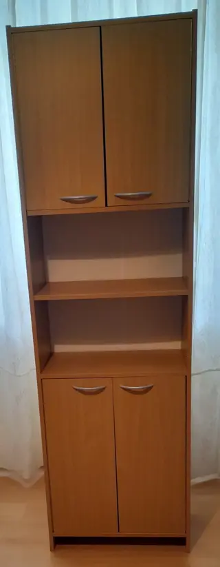 Kast met deuren en legplanken