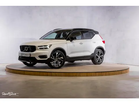 Volvo XC40 2.0 T5 AWD R-Design Intro Edition | 2.100 kg Trekvermogen | Zwenkbare trekhaak | Panorama