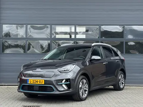 KIA E-NIRO DYNAMICPLUSLINE 64 KWH (100% SOH) I V/D EERSTE EIGENAAR I 3-FASE LADEN I SCHUIF/KANTELDAK