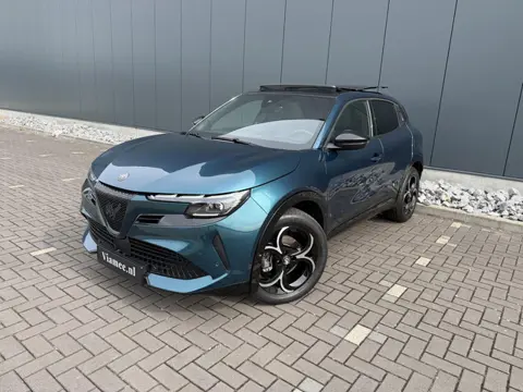 Alfa Romeo Junior 1.2 Turbo Hybrid Ibrida Speciale | PANO | Massage | Dodehoekdetectie | Camera
