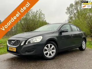 Volvo S60 1.6 T4 Kinetic Automaat / 2e Eigenaar / Navigatie / Clima / Trekhaak / Goed Onderhouden / 