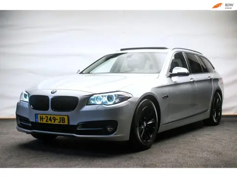 BMW 5-serie Touring 520d High Executive Automaat [ Panoramadak Luchtvering Bi-Xenon Trekhaak Leder S