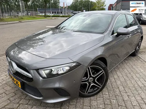 Mercedes-Benz A-klasse 180 Premium Plus 18 INCH-AMG NAVI CARPLAY LEDER