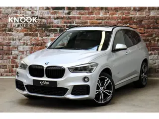 BMW X1 sDrive20i High Executive M Sport Pakket Automaat / Navigatiesysteem Plus / Panoramadak / Trek