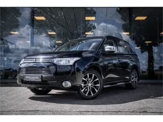 Mitsubishi Outlander 2.0 PHEV instyle ** Schuifdak ** Side-bars ** Trekhaak ** Chroom spiegels ** Ro
