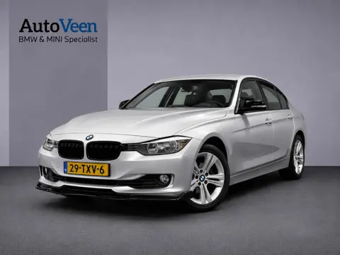 BMW 3-serie 320i High Executive (GROOT NAVI, H&K AUDIO, STOELVERWARMING, CRUISE)