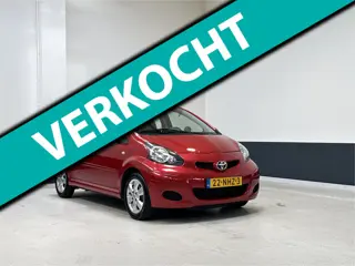 Toyota Aygo 1.0-12V Aspiration Red | Airco | CV | NL | 1 Eig | Dealer onderhouden | Lm velgen |