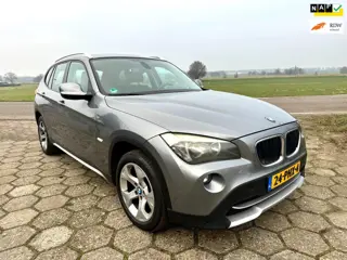 BMW X1 18i 5D NAP AIRCO NAVI SCHERM TREKHAAK NW APK VELGEN ELEK.RAMEN