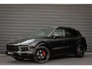 Porsche Cayenne 3.0 E-Hybrid FULL BLACK / PANO-DAK / SPORT CHRONO / LUCHTVERING / TREKHAAK / NAVIGAT