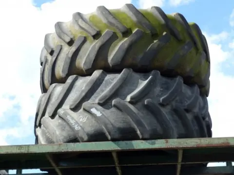 R28 Goodyear 540/65R28