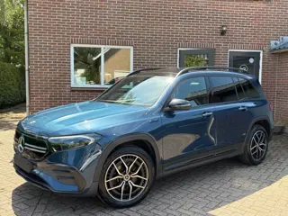 MERCEDES-BENZ EQB 300 4Matic AMG 7 ZITS Pano 