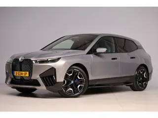 BMW IX XDrive40 M-sport | panoramadak skylounge | elek. trekhaak | softclose | laser led | harmankar