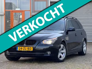 BMW 5-serie Touring 525d High Executive | Panoramadak |Trekhaak| Leder elektrische stoelen | Parkeer