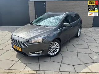 Ford Focus Wagon 1.5 Titanium Edition | Trekhaak| Dakrails |Metallic lak| privacy glas|Chrome-pakket