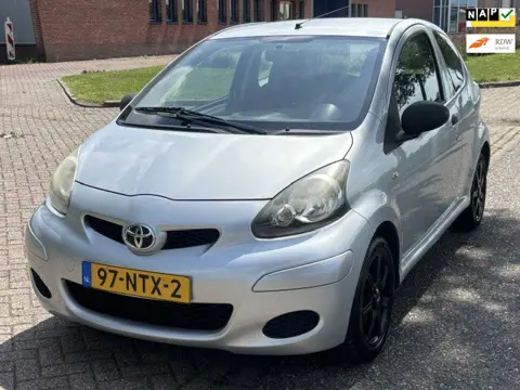 Toyota Aygo 1.0-12V Access 3-Drs Audio-CD/MP3 Colorpakket LMV 14" Getint glas EBD Dealeronderhoud 12