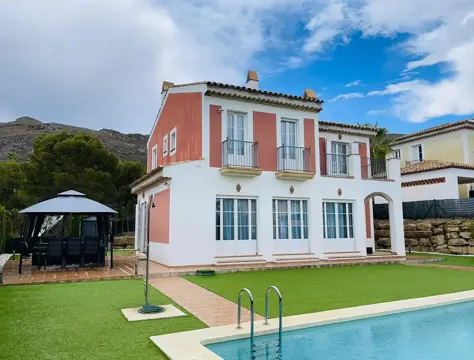 Exclusieve Villa te Koop in de Prachtige Urbanisatie Sierra Cortina, Finestrat.