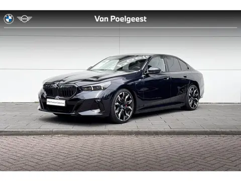 BMW 5 Serie Sedan 550e xDrive | M Sport Pro | Trekhaak | Adaptive M-Onderstel | Panoramadak | Bowers