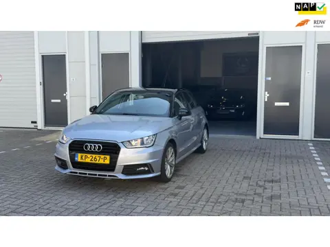 Audi A1 Sportback 1.0 TFSI S-line grijs lichte schade