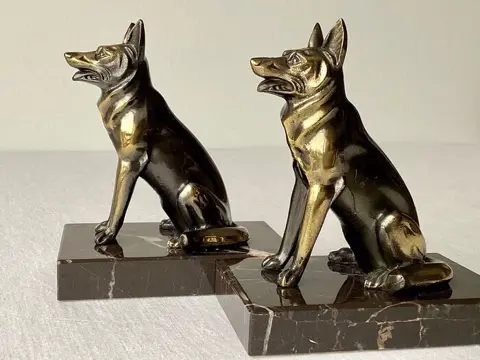 Stel Art Deco boekensteunen voorstelling van Duitse