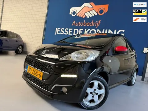 Peugeot 107 1.0 Access /bj.2012 / kleur: zwart / 5 deurs / airco / NAP met 136109 km.en APK tot 06/2