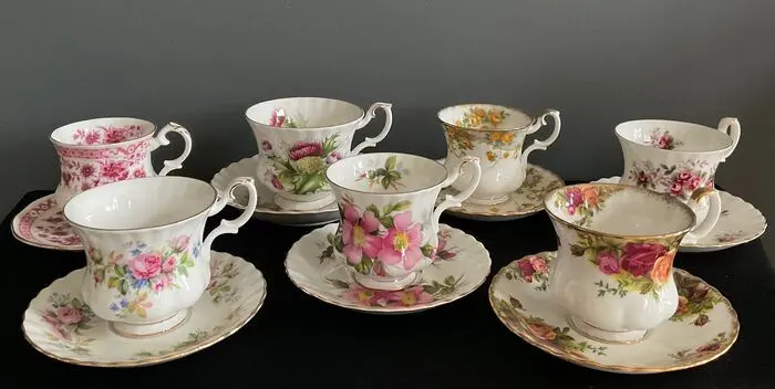 Royal Albert, and others - cups and saucers (7) - Porselein