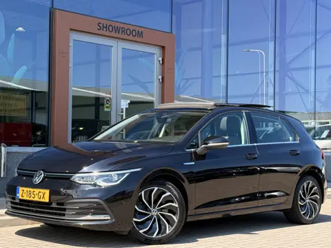 Volkswagen Golf 1.5 TSI 1st Edition | Pano | Stoel/Stuurverwarming | ACC | Massage | Memory | Sfeerv