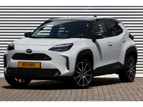Toyota Yaris Cross 1.5 Hybrid GR Sport Ceramic Gray Metallic