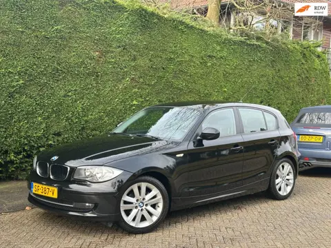 BMW 1-serie 116i Sport /6BAK/S-VRWRMNG/LMVELGEN/RIJDTNIEUW!/