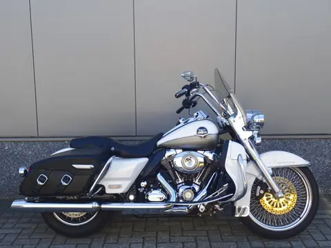 Harley-Davidson FLHRCI ROADKING (bj 2009)