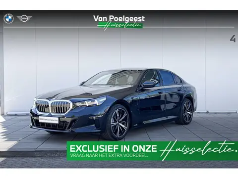 BMW 5 Serie Sedan 530e M-Sport | Trekhaak | Glazendak | 20 inch | Driving Assistant Plus | Huisselec