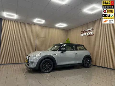 Mini 1.5 Cooper Salt Business * Navigatie / Cruise control / LM Velgen / NL Auto *