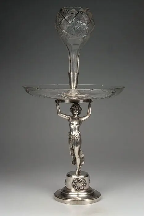 Een grote Art Nouveau schaal - Plewkiewicz - Verzilverd