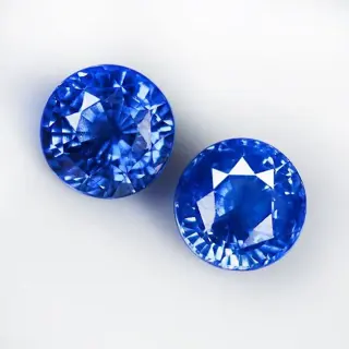 2 pcs Levendig blauw Saffier - 7.70 ct