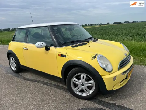 Mini 3-Deurs Cooper 1.6 / automaat yellow met apk