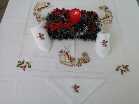 Spectaculair kersttafelkleed x12 in puur linnen met