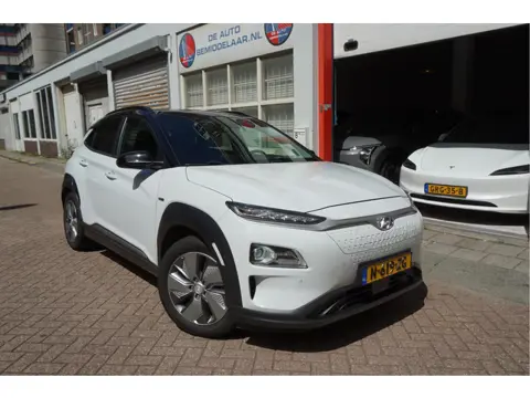 Hyundai KONA EV Premium 64 kWh | SOH 99.2% | Trekhaak | Leer | Adaptive + Lane + Blindspot | Premium