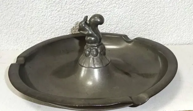 Art nouveau tinnen asbak met eekhoorn